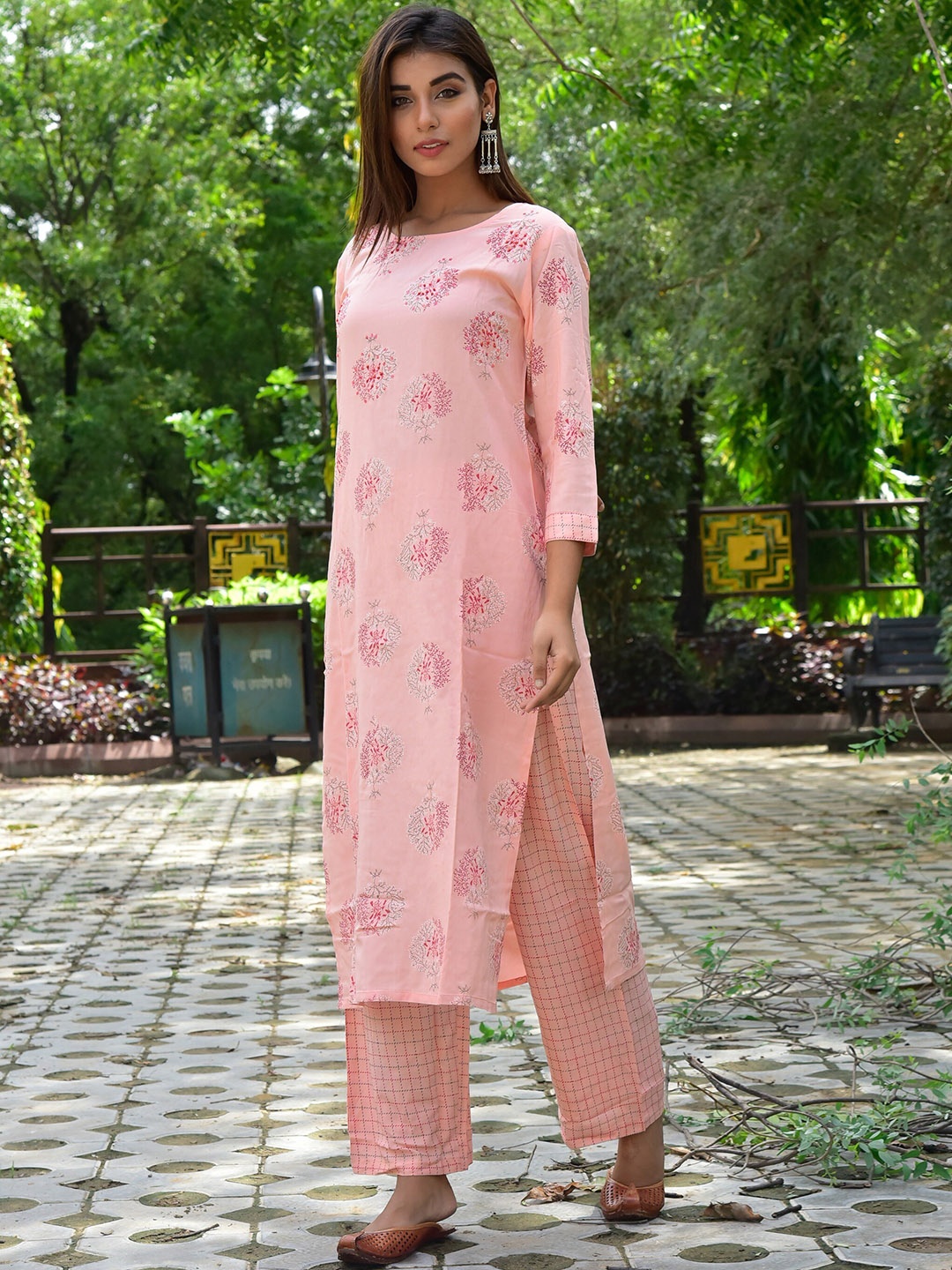 

misbis Floral Printed Round Neck Straight Kurta With Palazzos, Pink