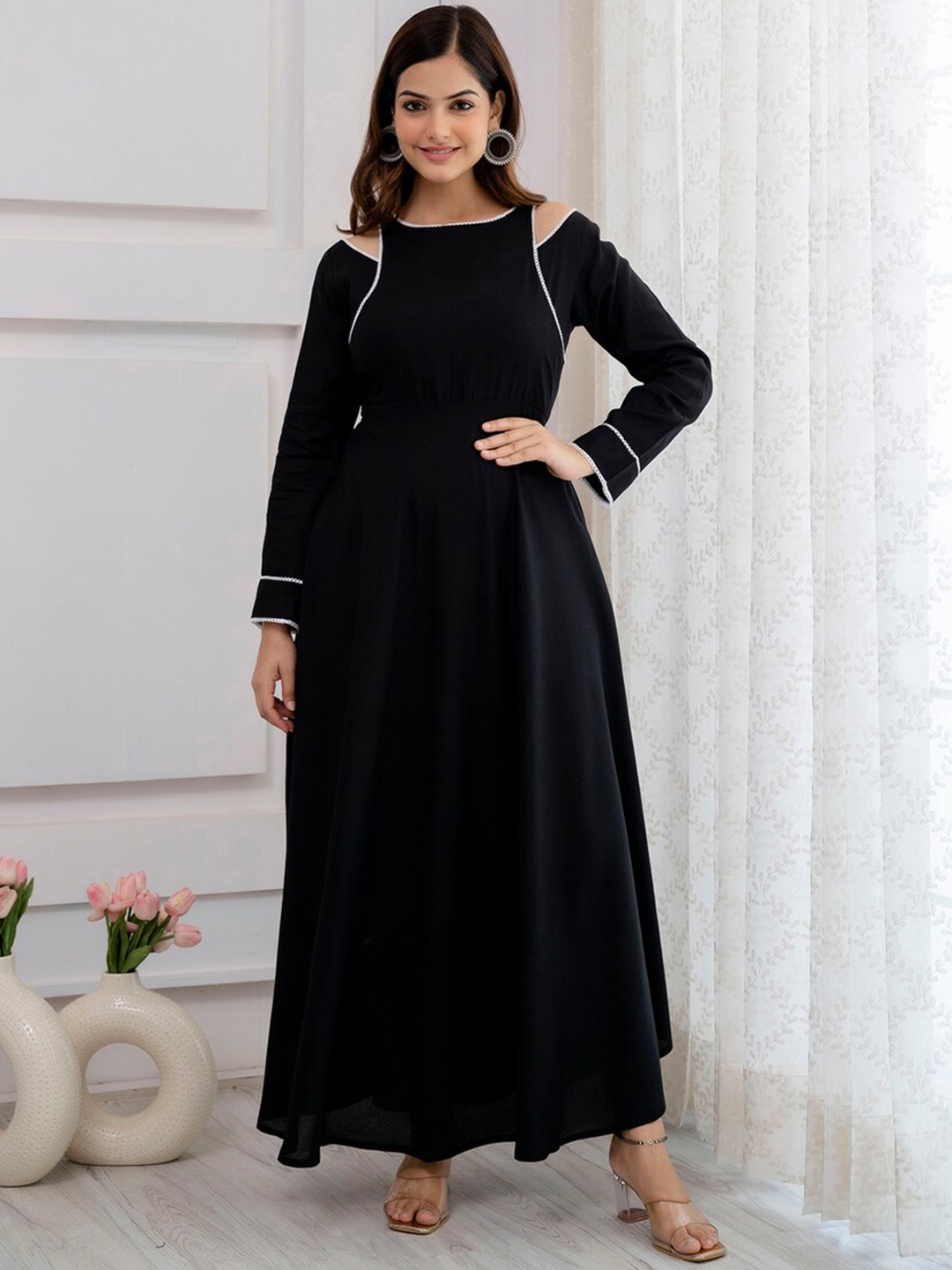 

DK FAB Round Neck Long Sleeves Cut-Outs Fit and Flare Dress, Black