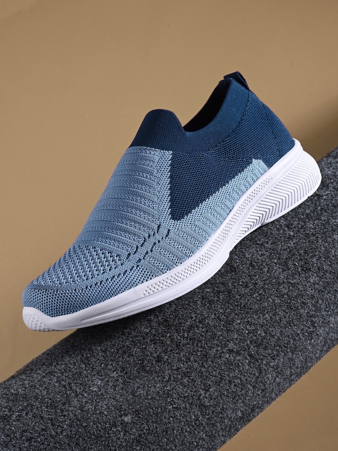 

The Roadster Lifestyle Co. Men Teal Blue & White Mesh Walking Shoes