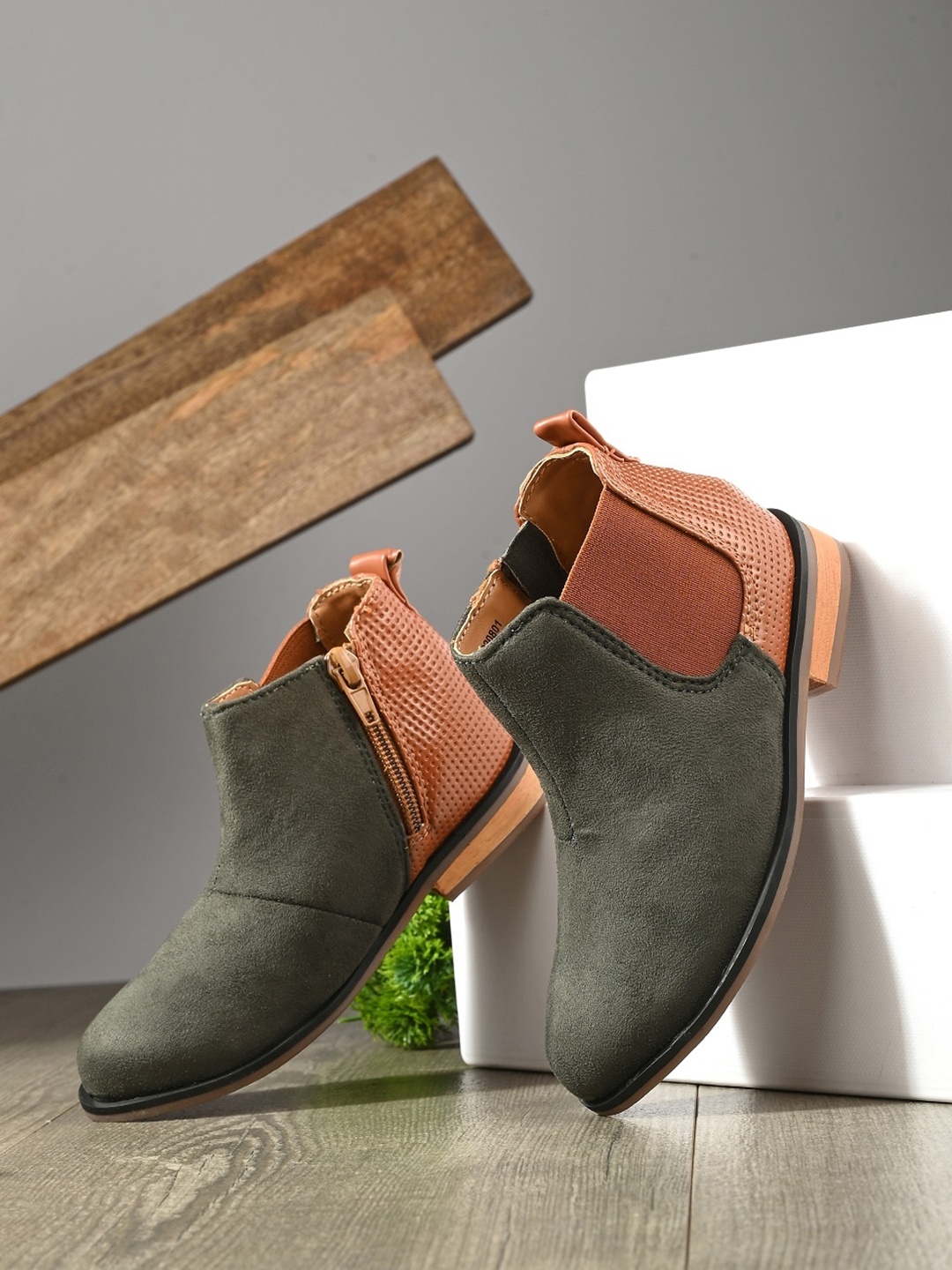 

Zebba Boys Colourblocked Mid-Top Chelsea Boots, Olive