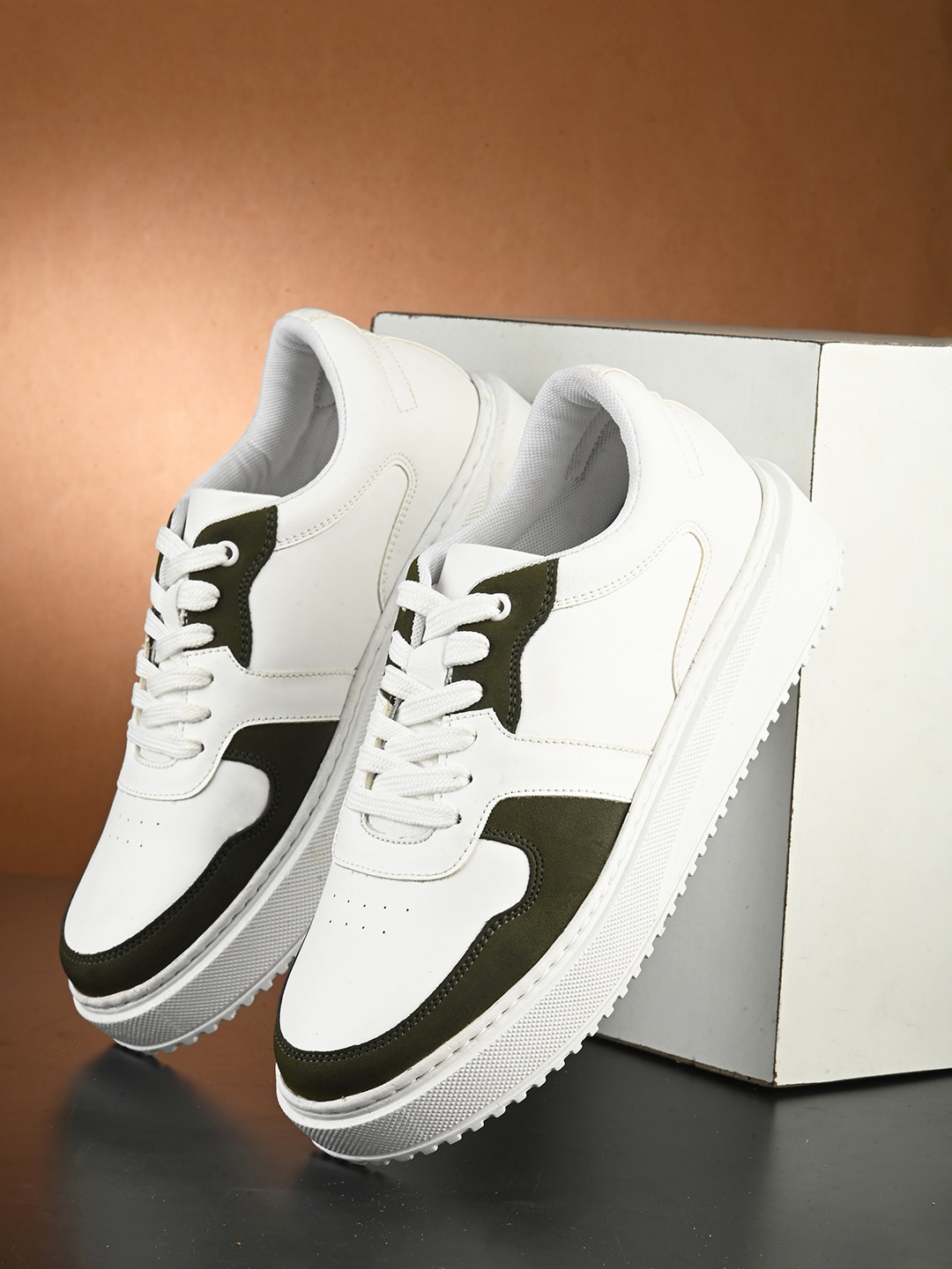 

Roadster Women Colorblocked Casual Sneakers, White