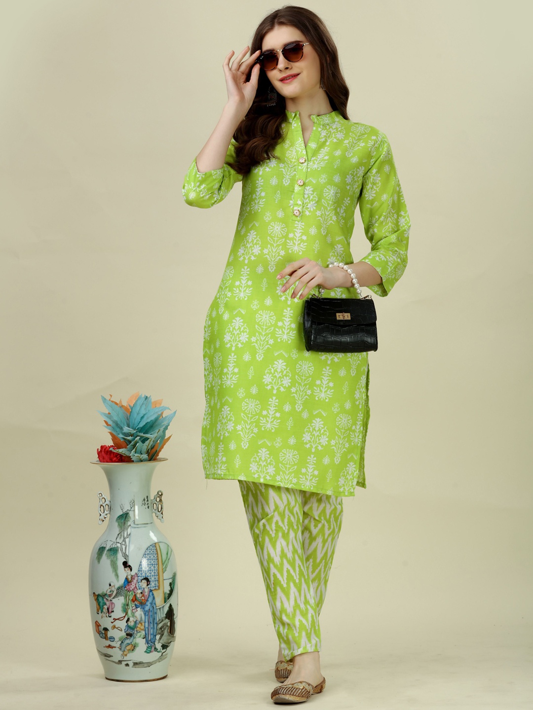 

WORIVOC Floral Printed Mandarin Collar Regular Kurta with Trousers, Green