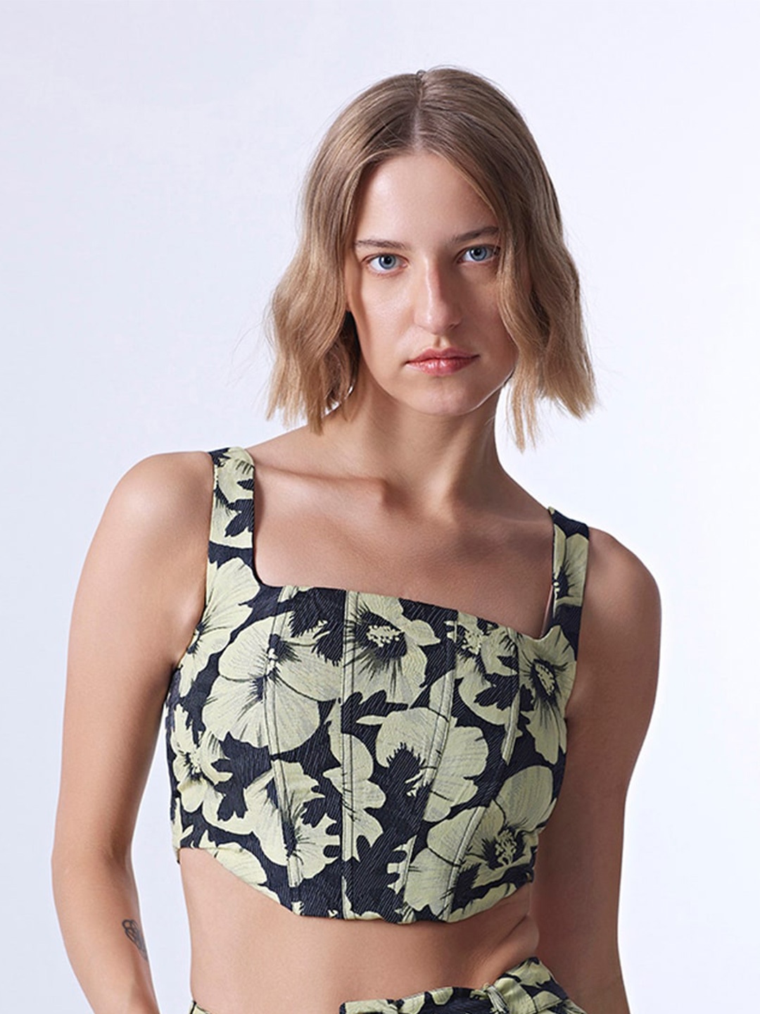 

COVER STORY Floral Print Crop Top, Black