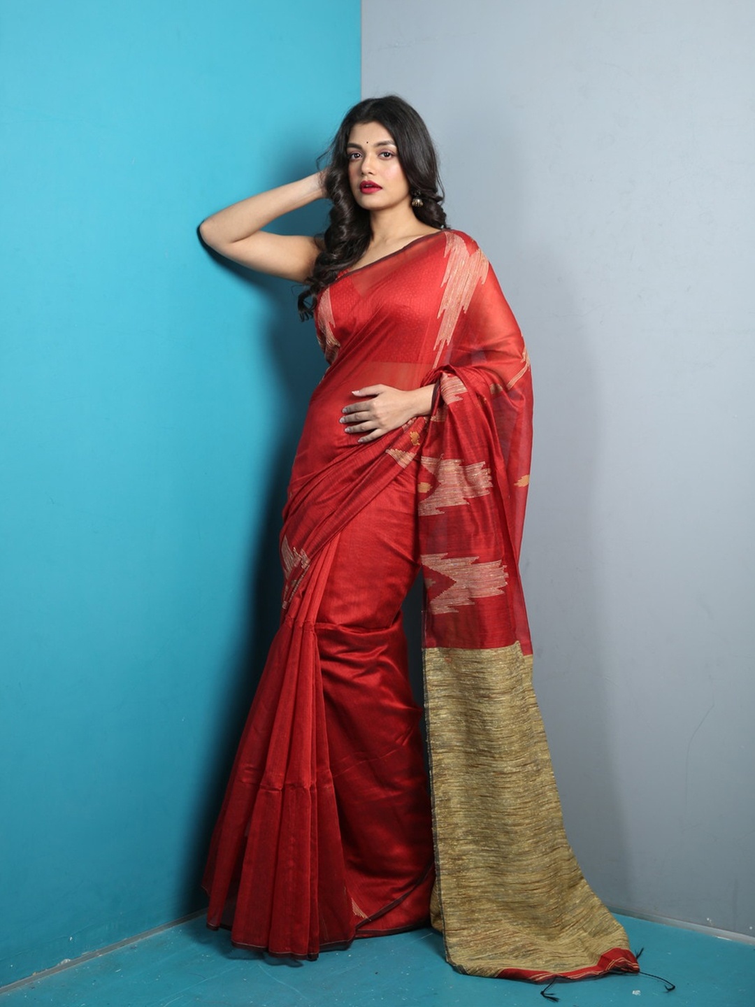 

HERE&NOW Maroon & Gold-Toned Geometric Woven Design Saree