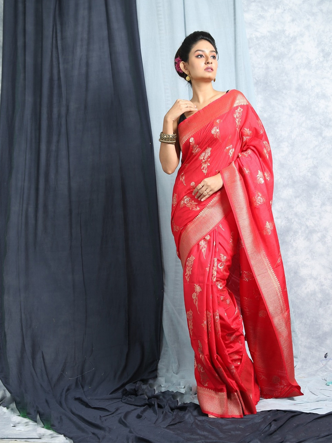 

HERE&NOW Woven Design Zari Banarasi Saree, Red