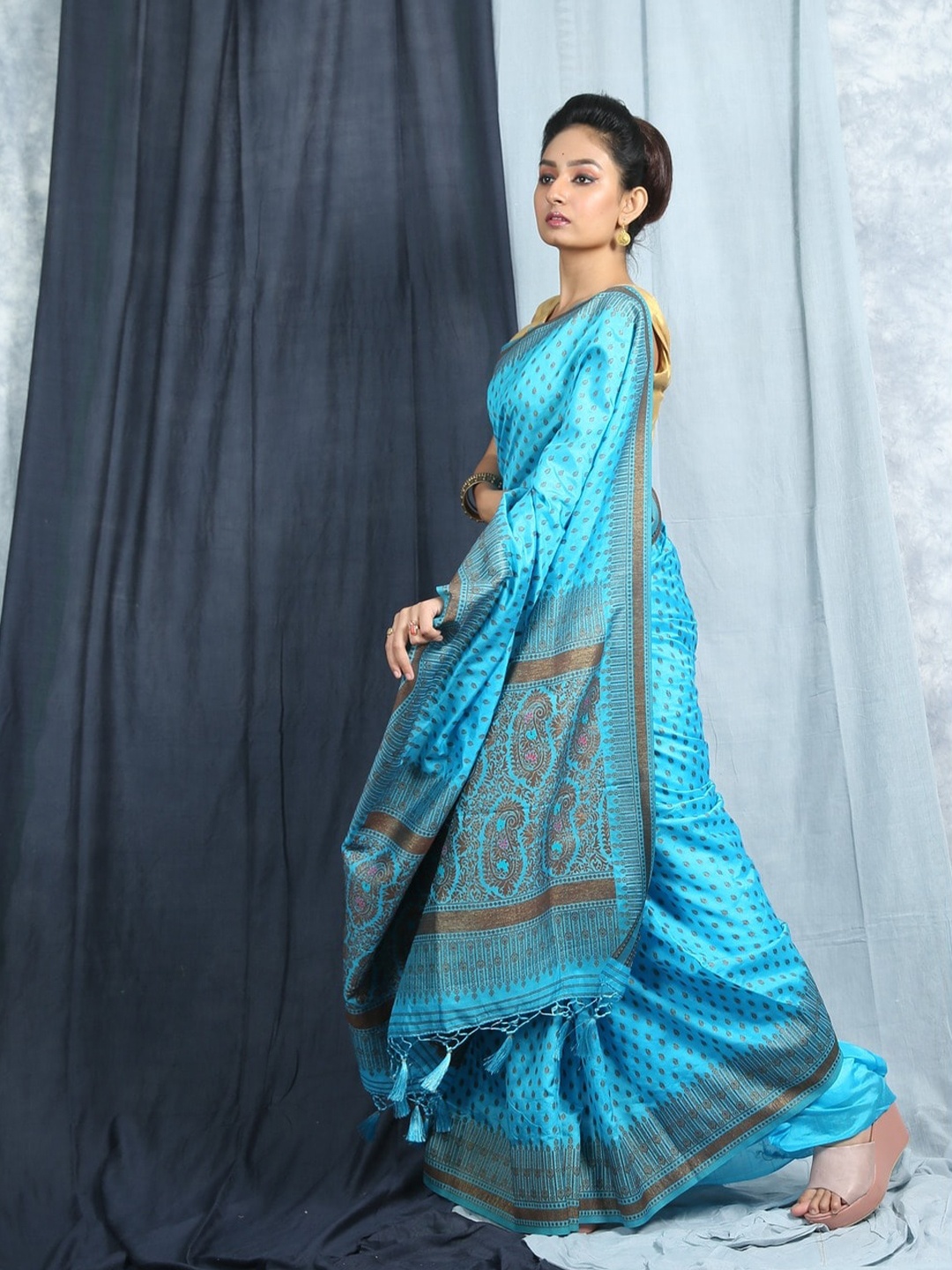 

HERE&NOW Turquoise Blue Paisley Woven Design Zari Art Silk Banarasi Saree