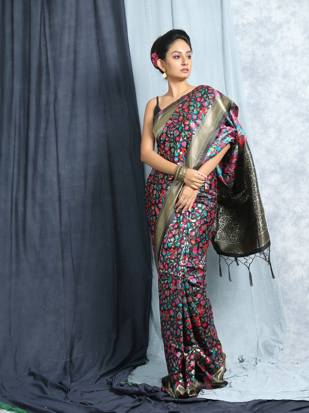 

HERE&NOW Woven Design Zari Banarasi Saree, Black