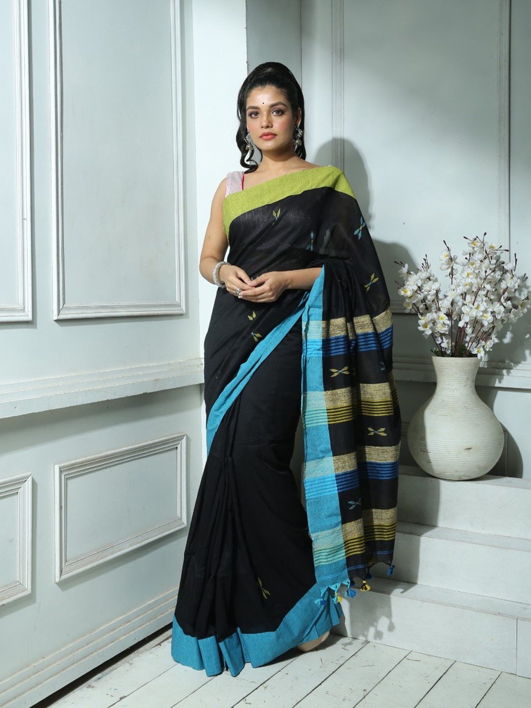 

HERE&NOW Woven Design Pure Cotton Taant Saree, Black