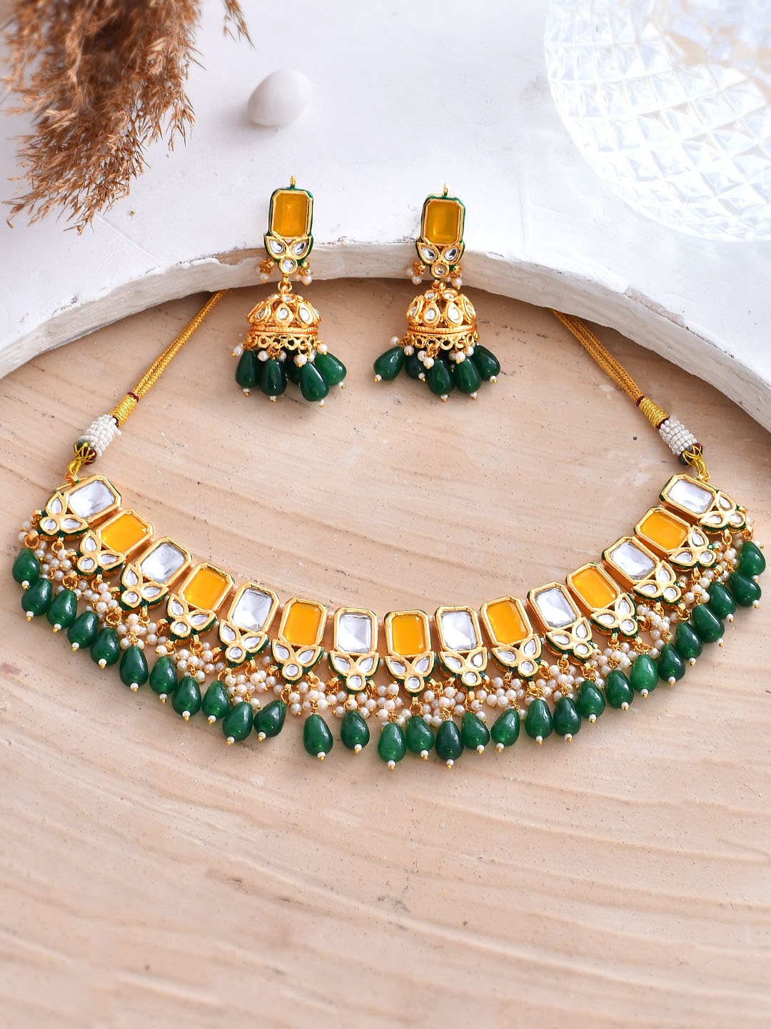 

DASTOOR Gold-Plated Kundan Studded & Pearls Beaded Jewellery Set