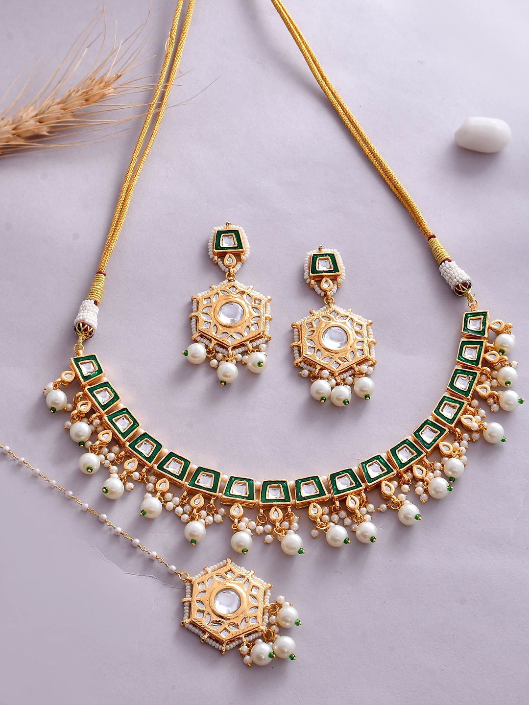 

DASTOOR Gold-Plated Kundan Studded & Pearls Beaded Jewellery Set