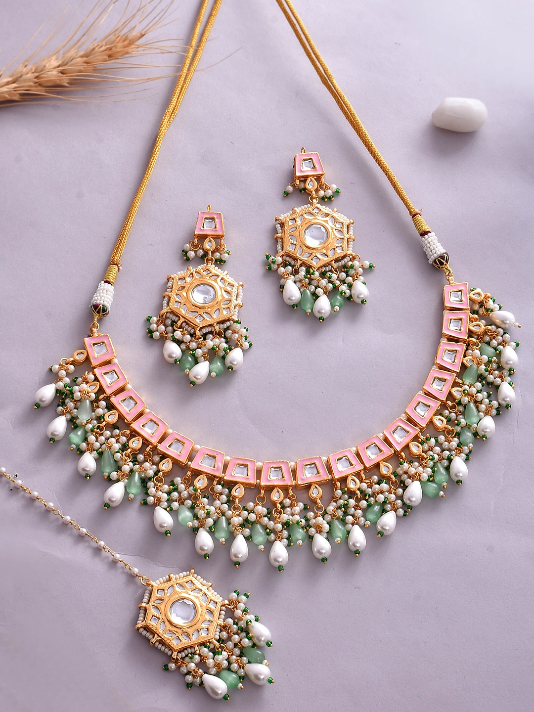 

DASTOOR Gold-Plated Kundan Studded & Pearls Beaded Jewellery Set