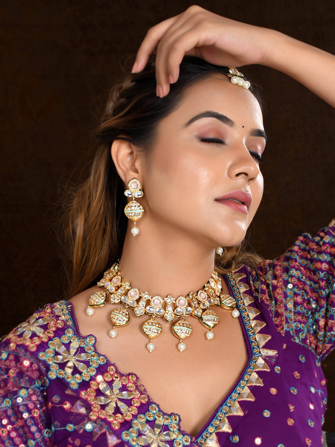 

DASTOOR Gold Plated Kundan Studded & Pearls Beaded Jewellery Set