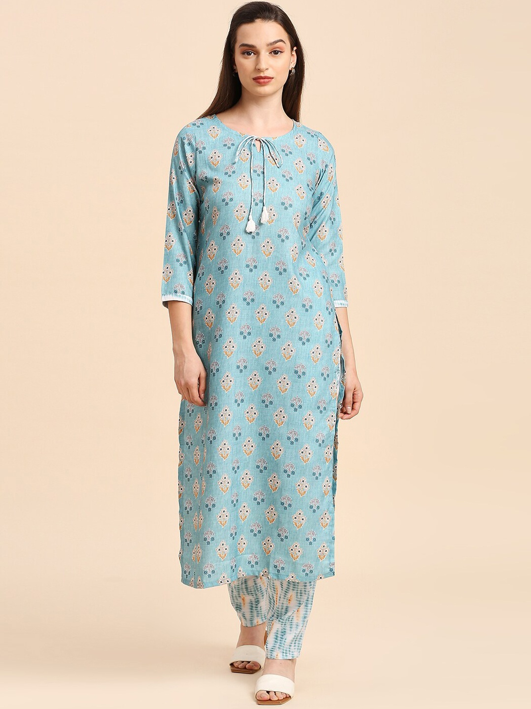 

Anuthi Floral Printed Tie-Up Neck Regular Kurta With Trousers, Blue