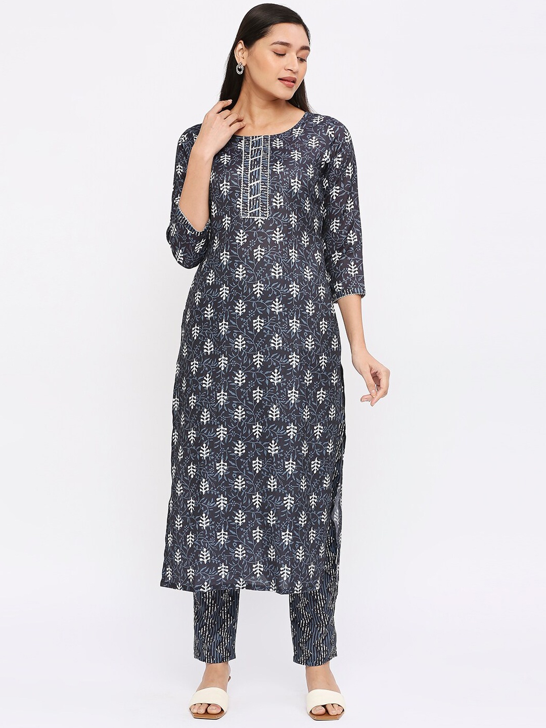 

Anuthi Ethnic Motifs Printed Regular Gotta Patti Kurta With Trousers, Black