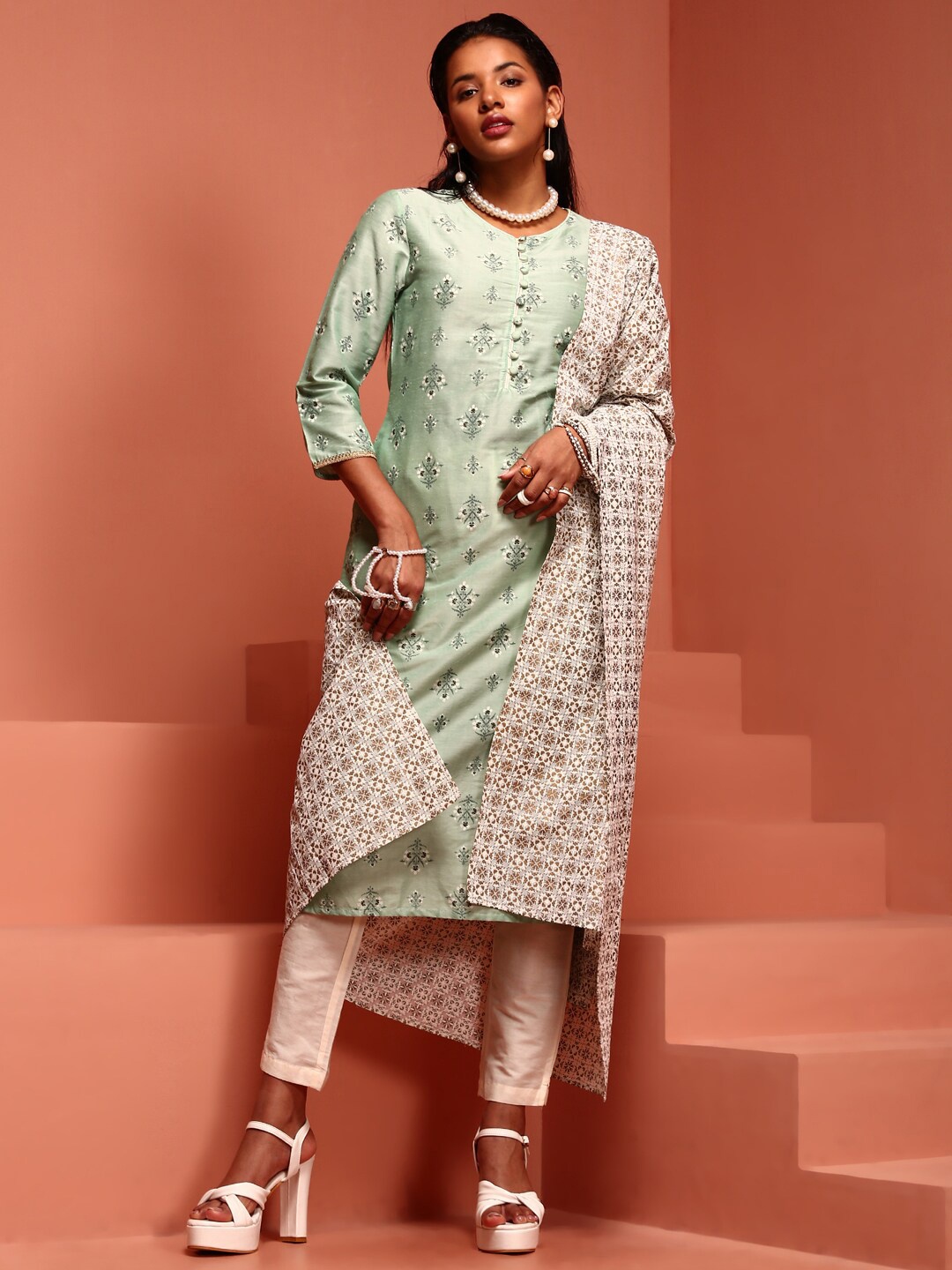 

IMARA Floral Printed Kurta With Trousers, Green