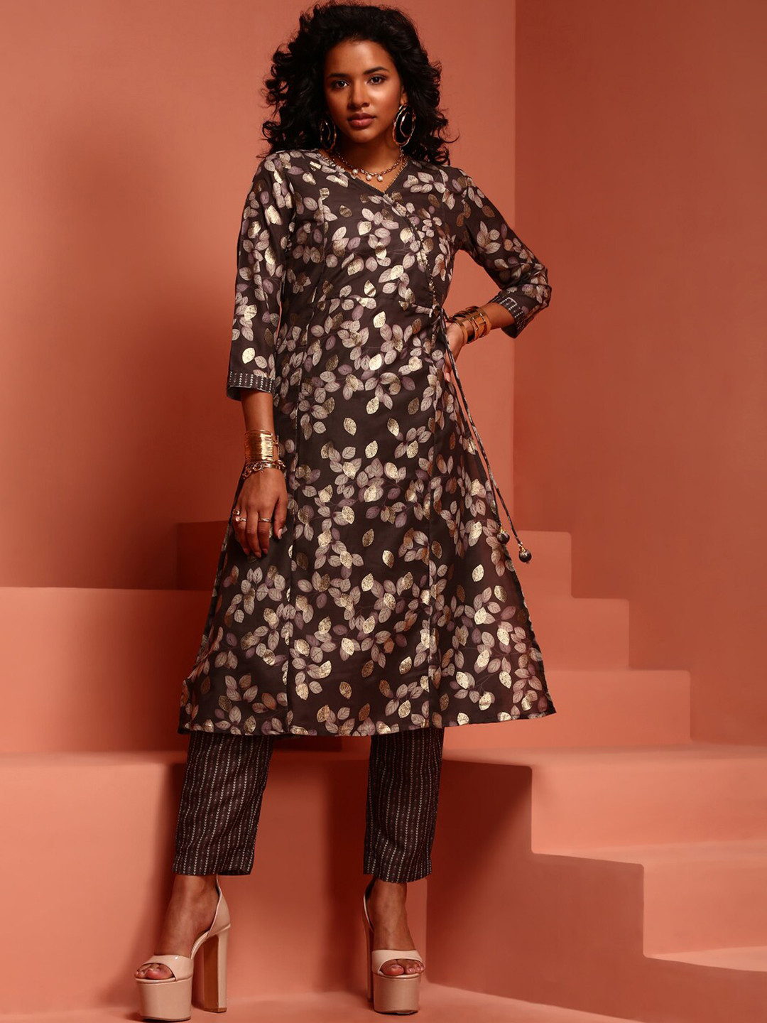 

IMARA Floral Printed Angrakha Kurta With Trousers, Brown