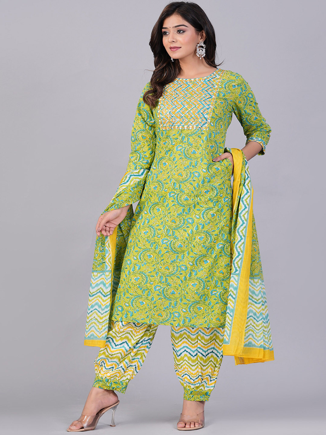 

DORIYA Floral Printed Regular Thread Work Kurta With Salwar & Dupatta, Green
