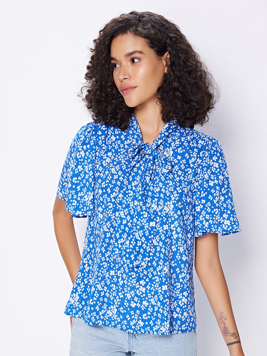 

COVER STORY Blue Floral Printed Flared Sleeves Tie-Up Top