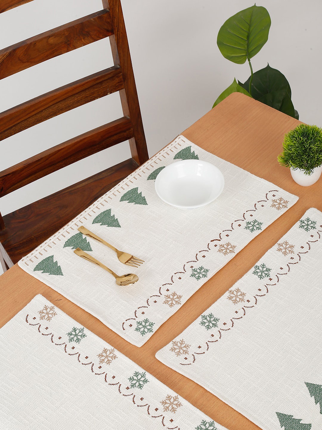 

eyda White & Green 6 Pieces Embroidered Rectangular Cotton Table Placemats