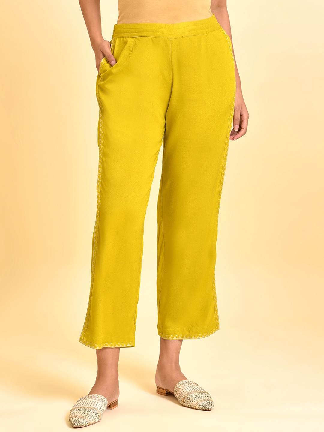 

W Women Green Mid-Rise Cropped Trousers