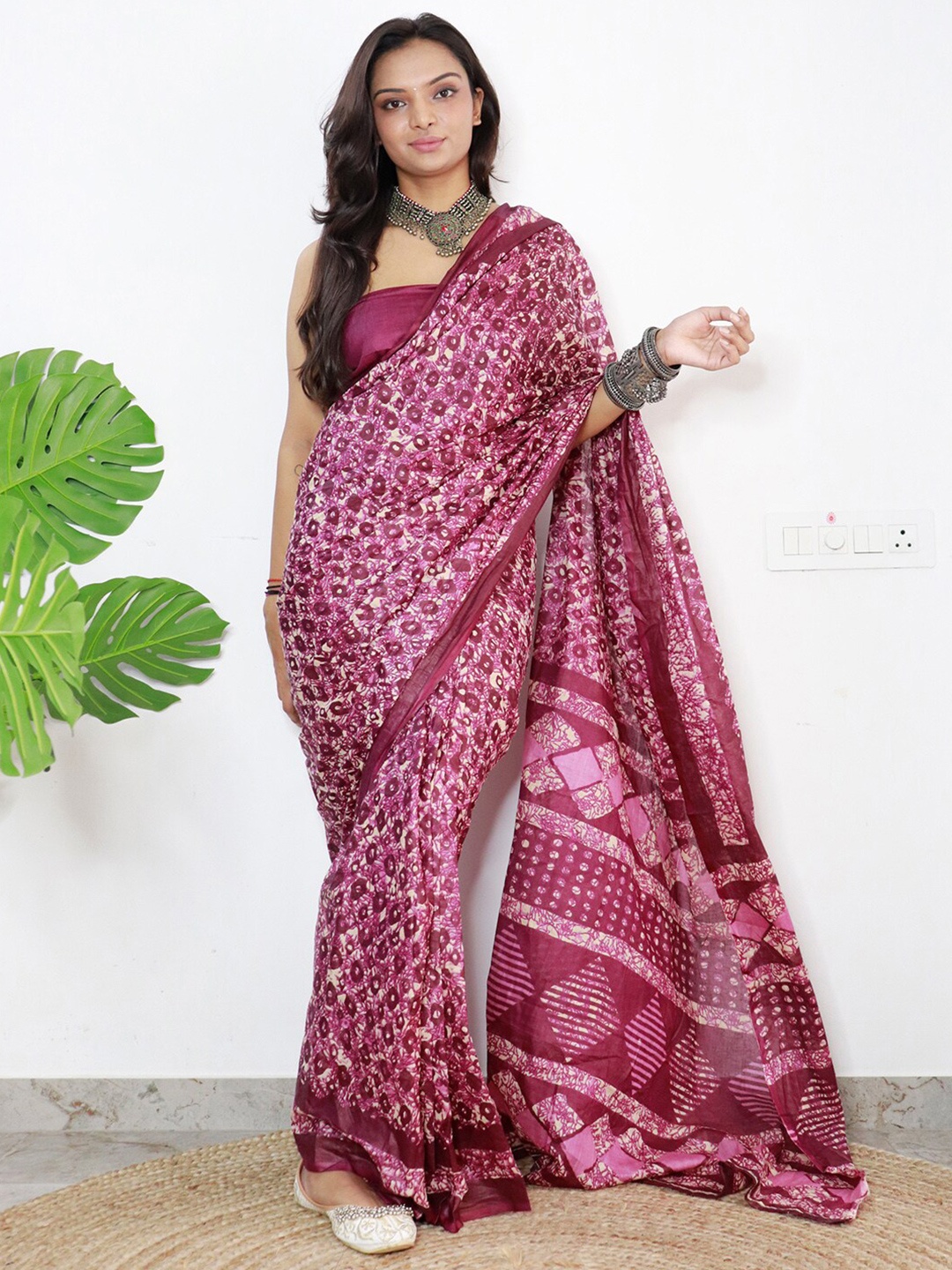 

Saree mall Magenta White Dabu Poly Cotton Bagh Saree