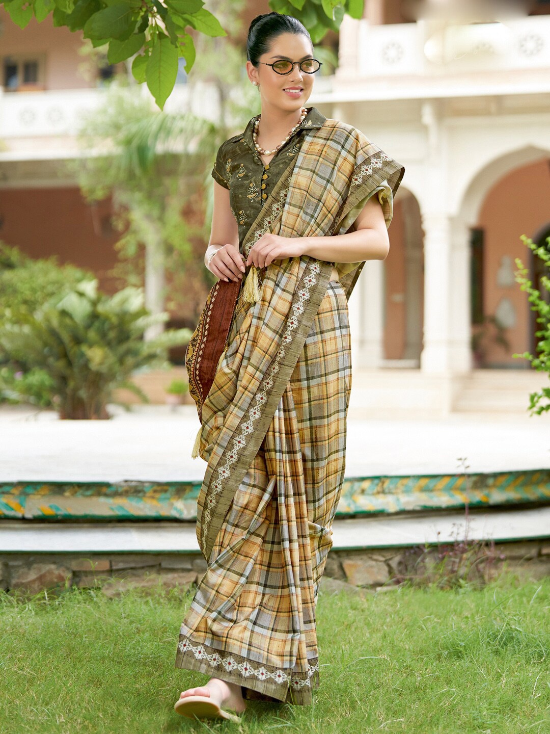 

Saree mall Checked Block Printed Sarees, Beige