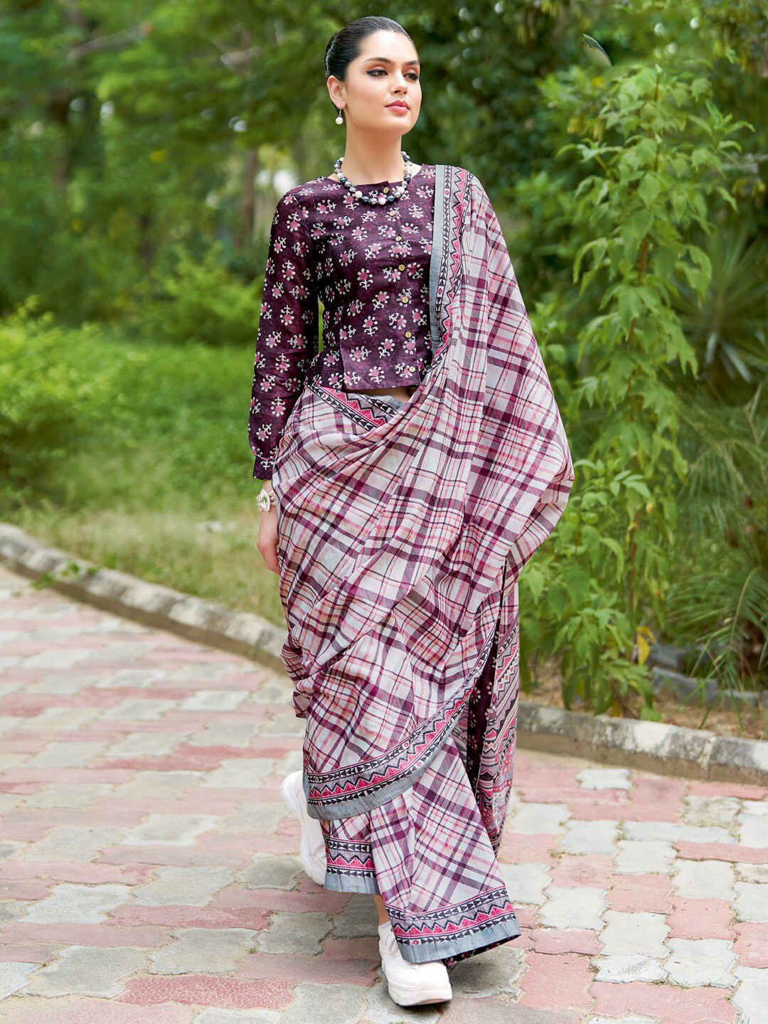 

Saree mall Checked Block Printed Sarees, Off white