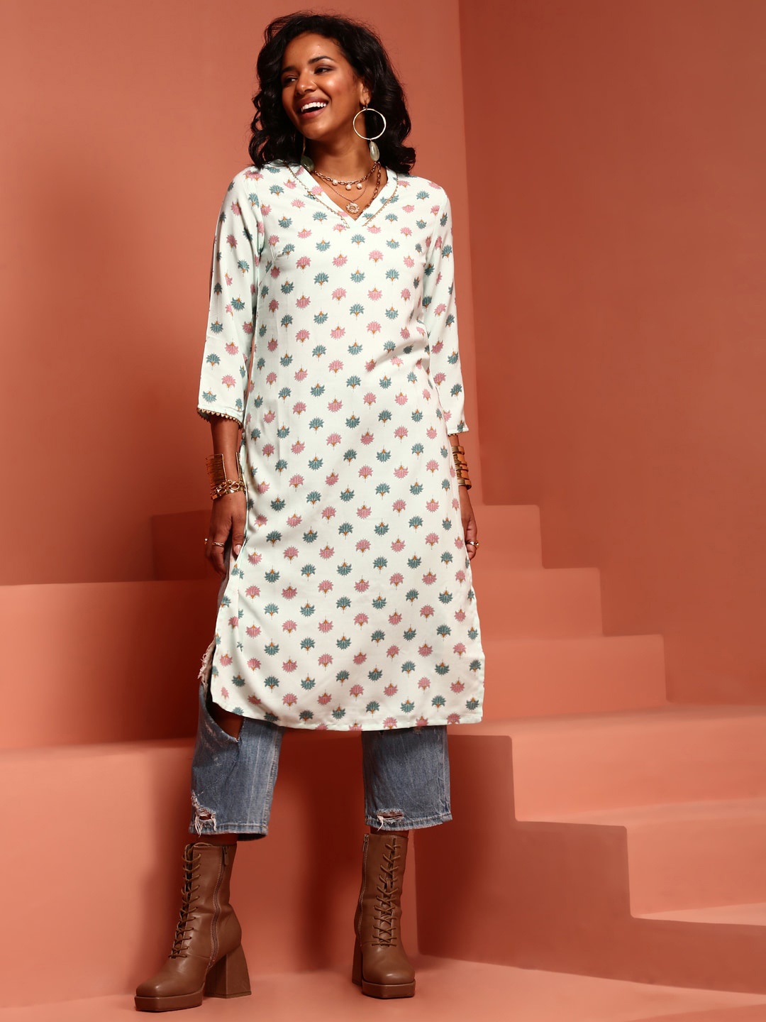 

IMARA Floral Motifs Printed V-Neck Straight Kurta, Blue