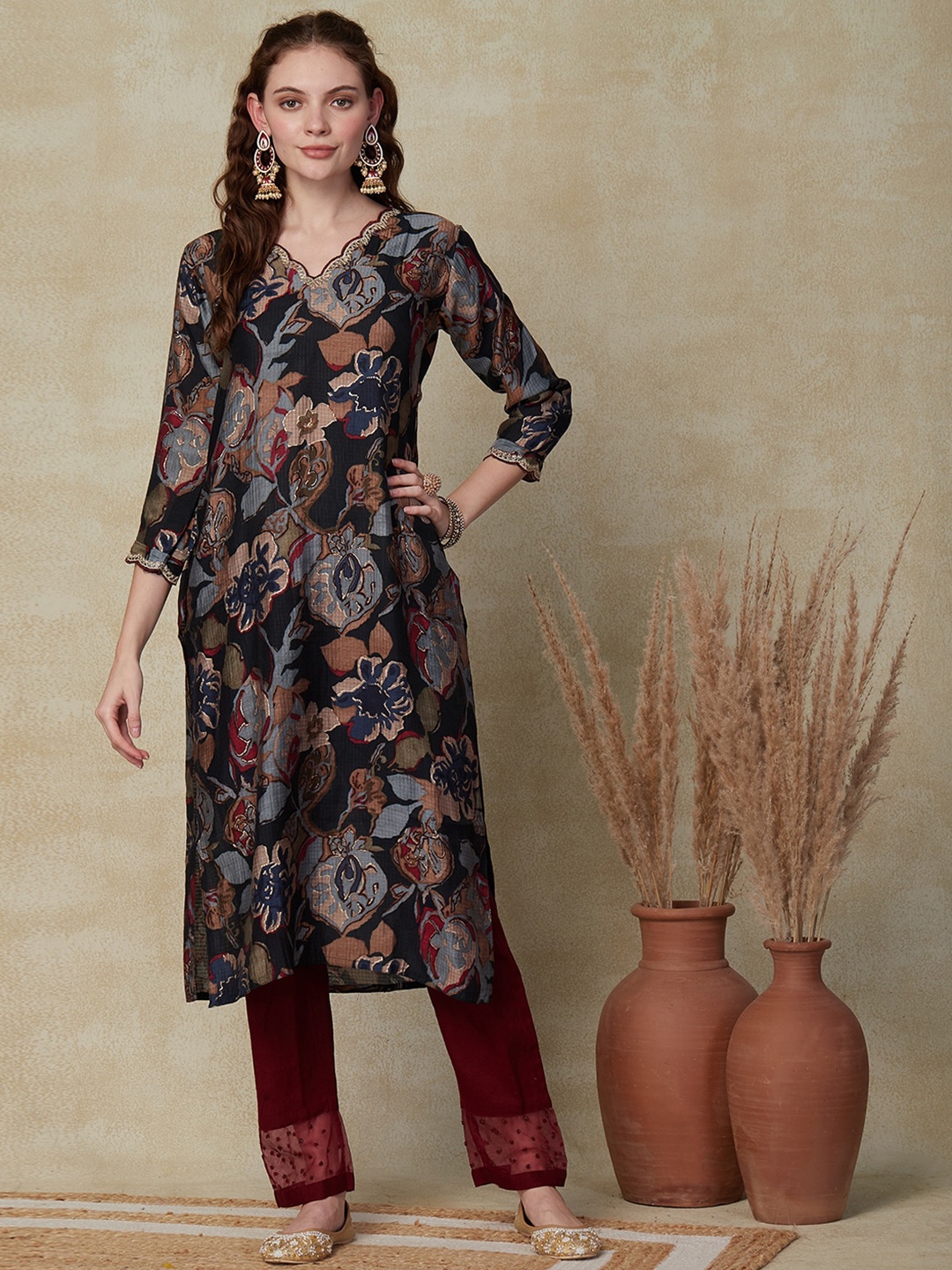 

FASHOR Floral Printed V- Neck Sequinned Deatil Straight Kurta, Black