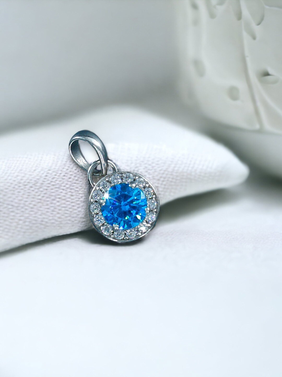 

Taraash 925 Sterling Silver Cubic Zirconia Studded Pendant