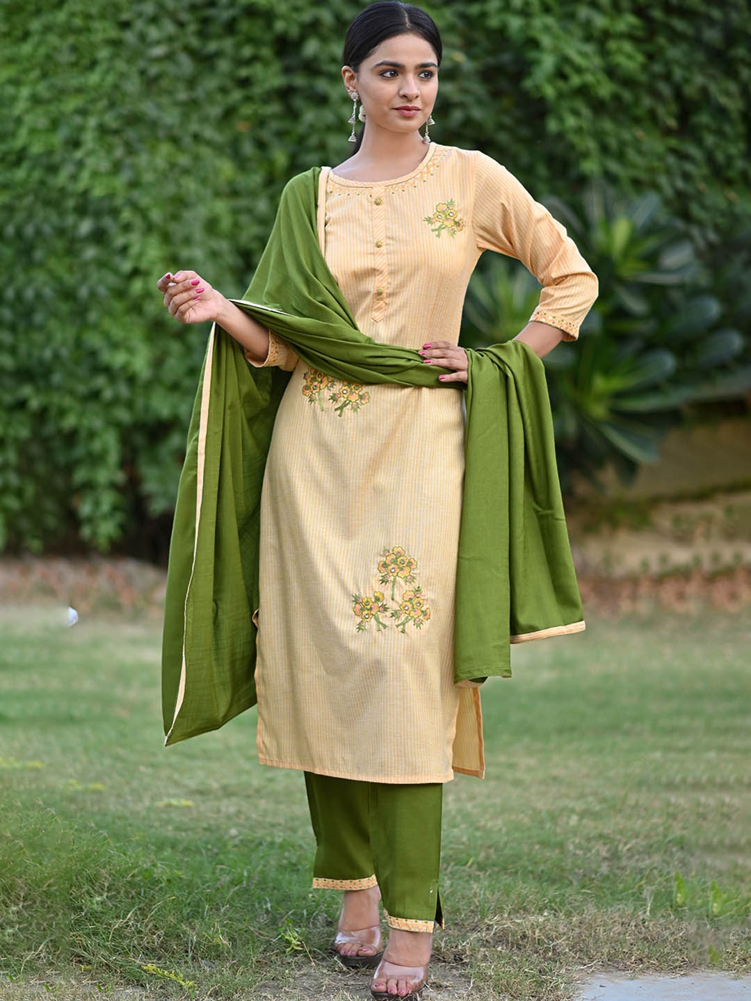 

misbis Floral Printed Regular Kurta With Trousers & Dupatta, Yellow