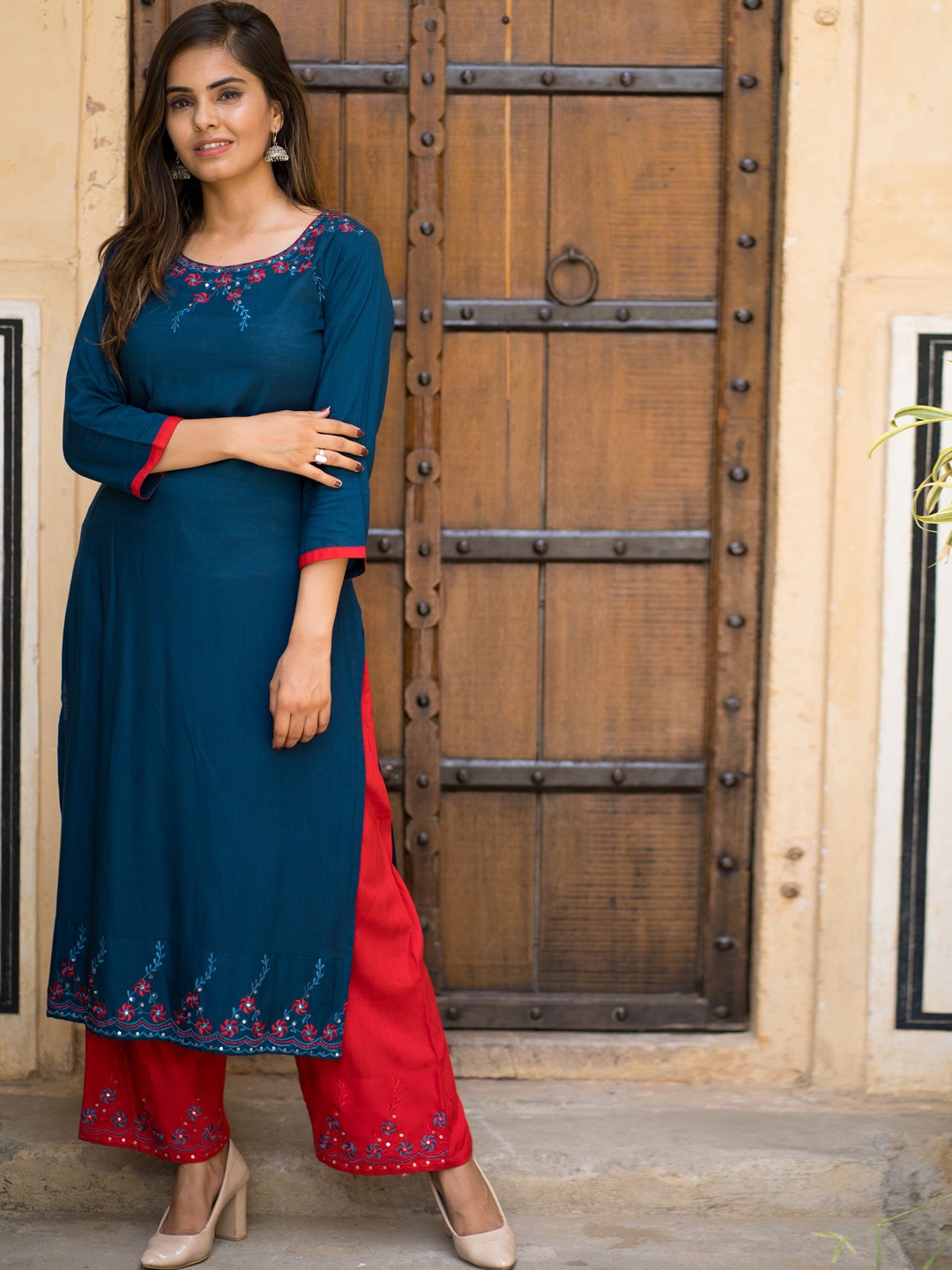 

misbis Floral Yoke Design Regular Thread Work Kurta With Palazzos, Teal