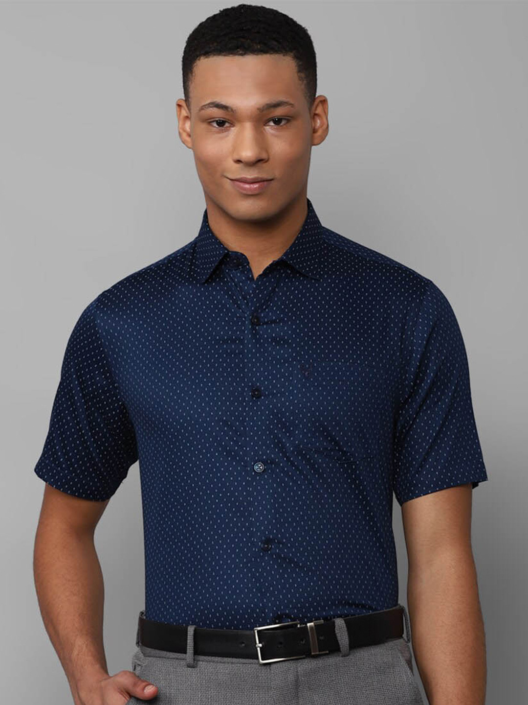 

Allen Solly Slim Fit Micro Ditsy Printed Pure Cotton Formal Shirt, Navy blue