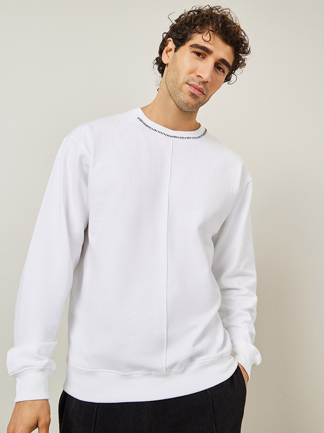 

Styli White Round Neck Long Sleeves Relaxed Fit Pullover Sweatshirt