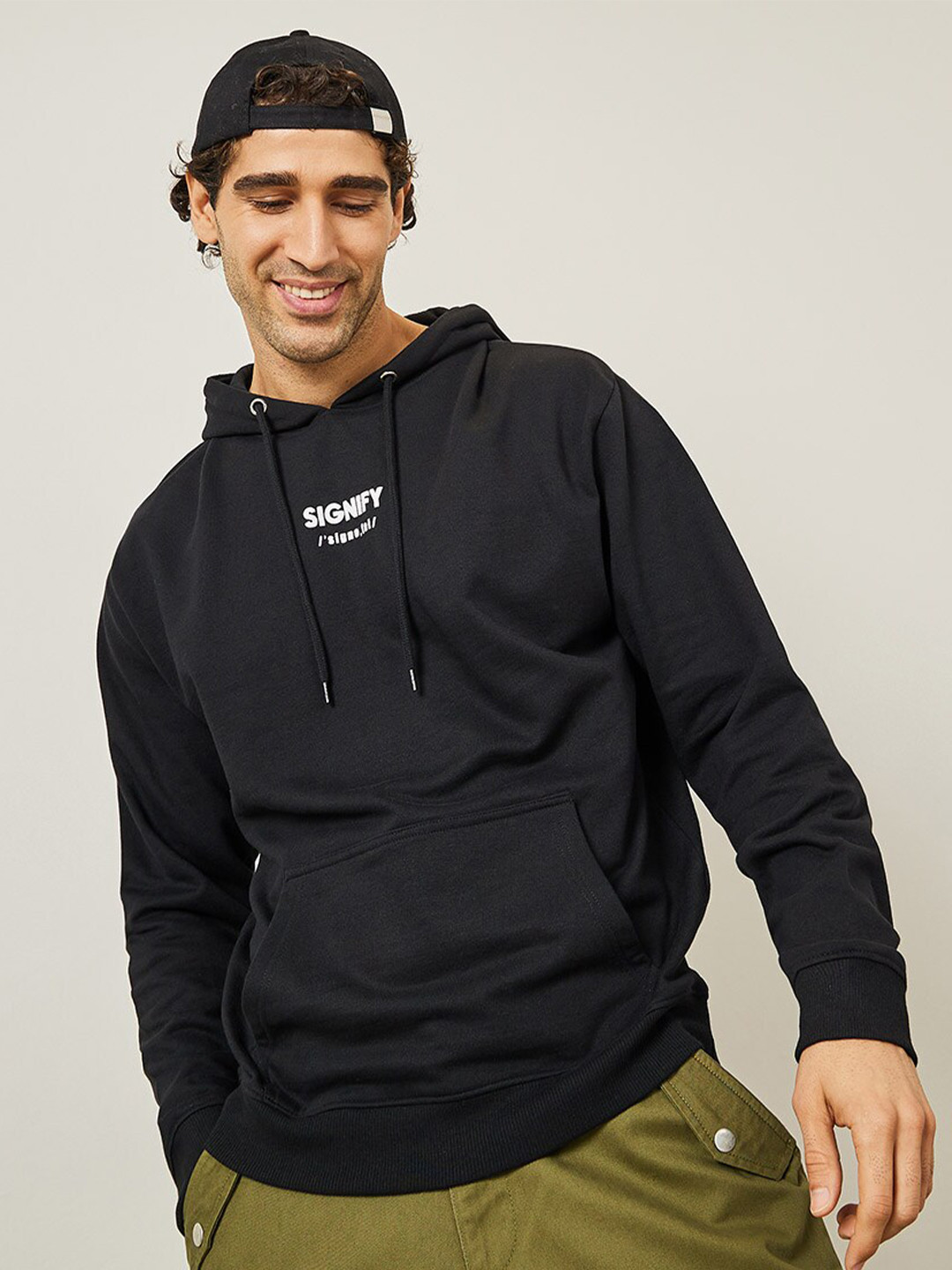 

Styli Black Minimal Chest Puff Print Fleece Relaxed Fit Hoodie
