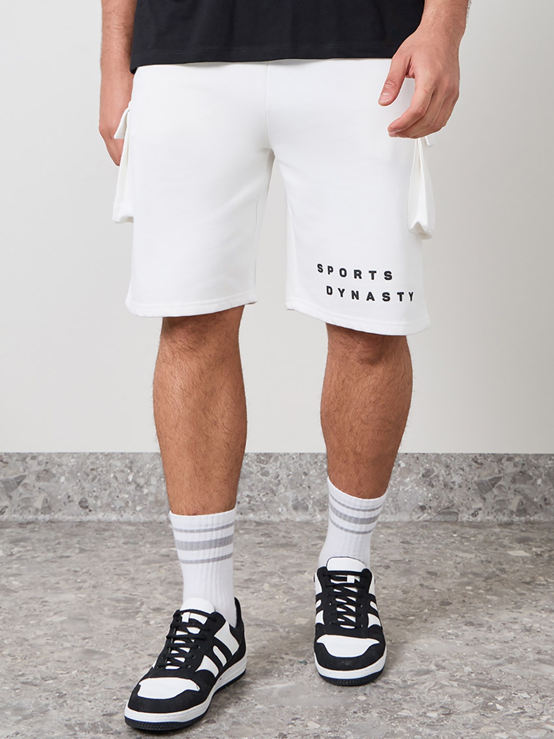 

Styli Men Oversized Cargo Pocket Fleece Shorts, White