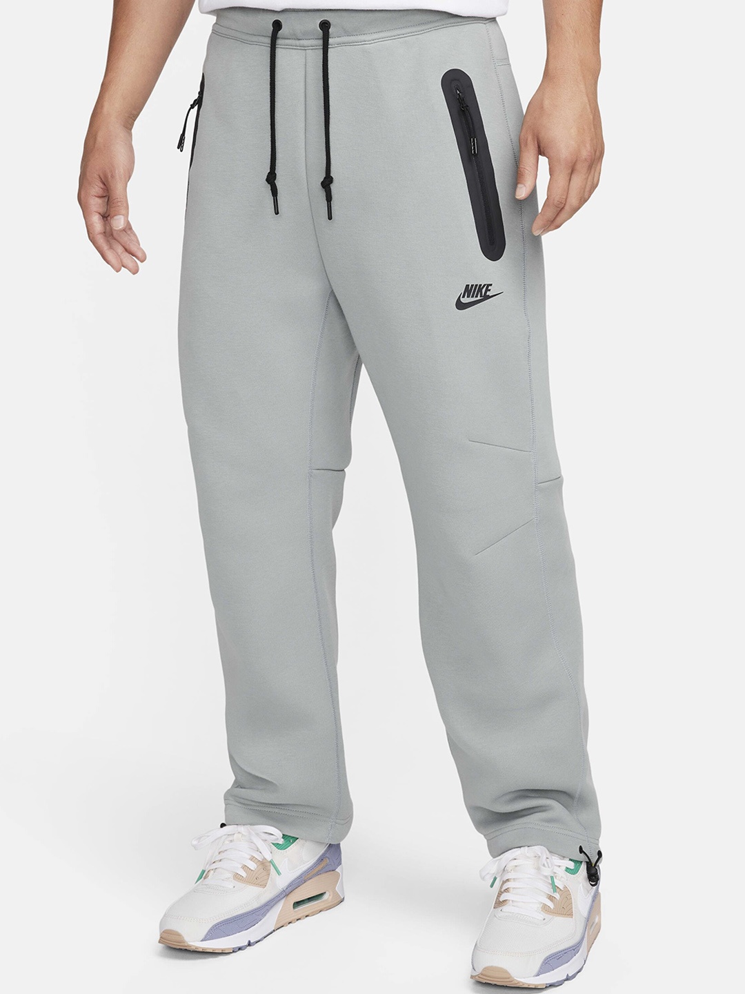 

Nike Men Green Sportswear Tech Fleece Trackpants