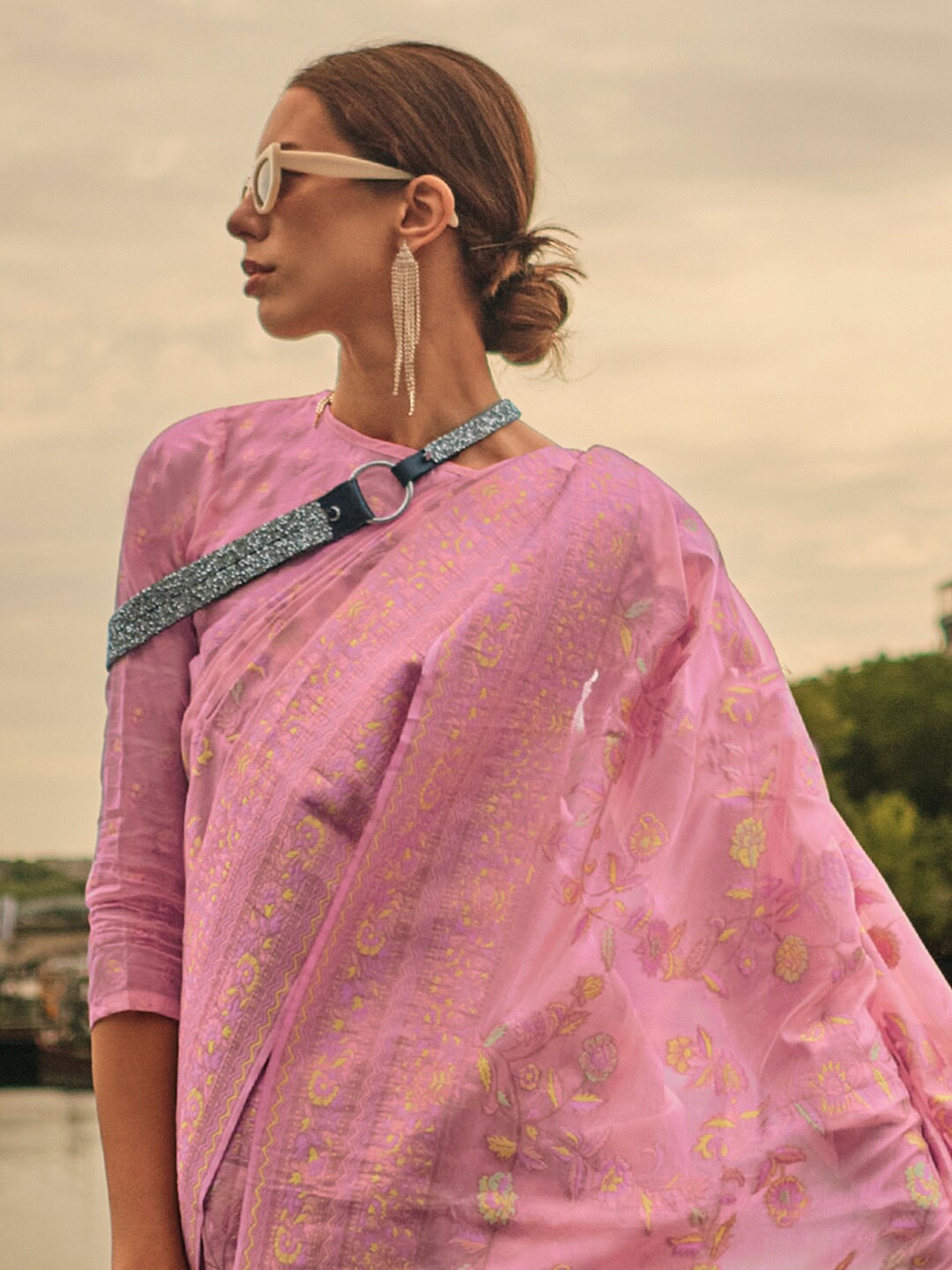 

Mitera Mauve & Gold-Toned Floral Woven Design Zari Organza Banarasi Saree