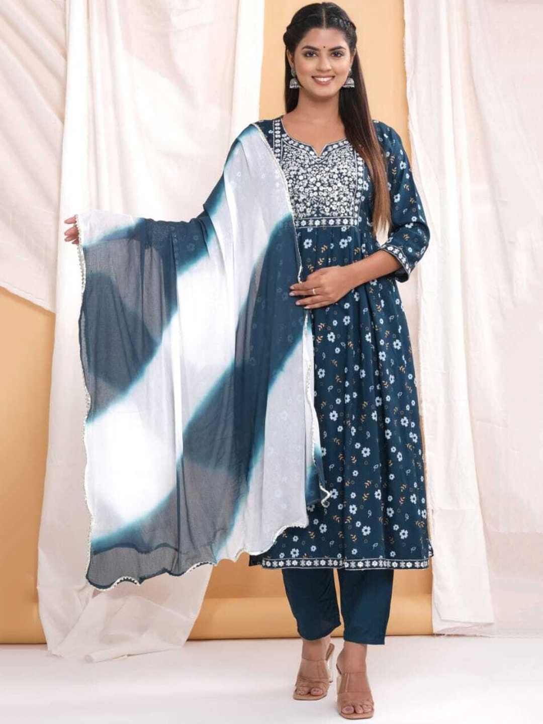 

Karagwals fab Floral Printed Gotta Patti Kurta & Trousers With Dupatta, Blue
