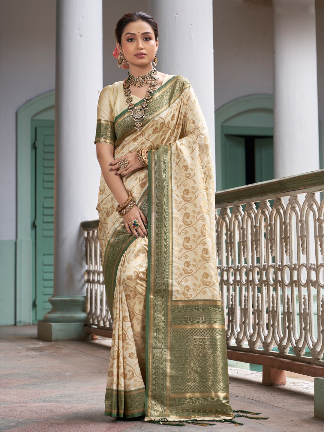 

DEVATITHI Woven Design Zari Banarasi Saree, Cream
