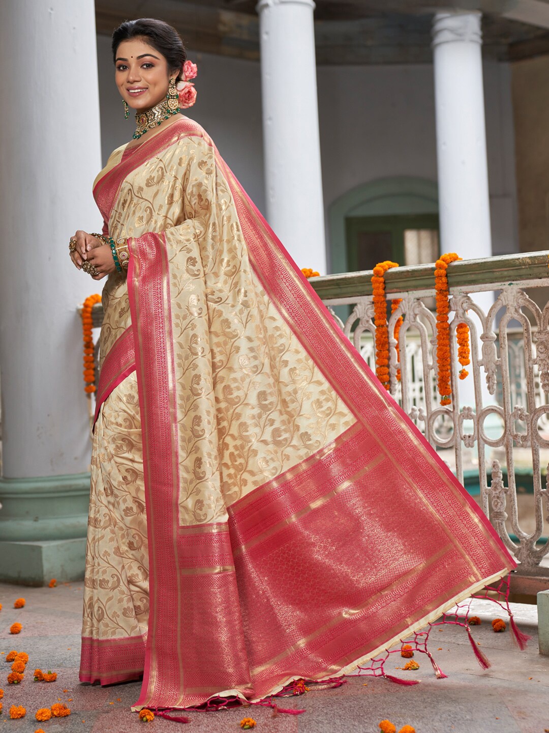

DEVATITHI Ethnic Motifs Woven Design Zari Banarasi Saree, Cream