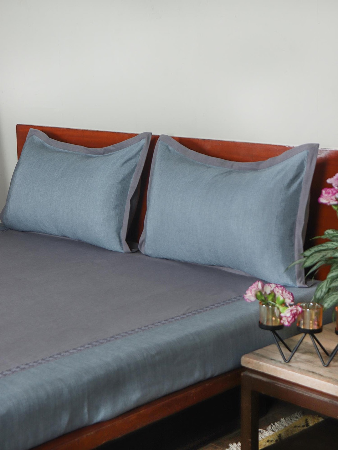 

ZEBA Grey Double-Queen Bed Covers With 2 Pillow Covers
