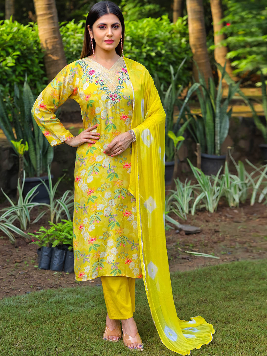 

Kiana Floral Printed Regular Sequinned Kurta With Trousers & Dupatta, Yellow