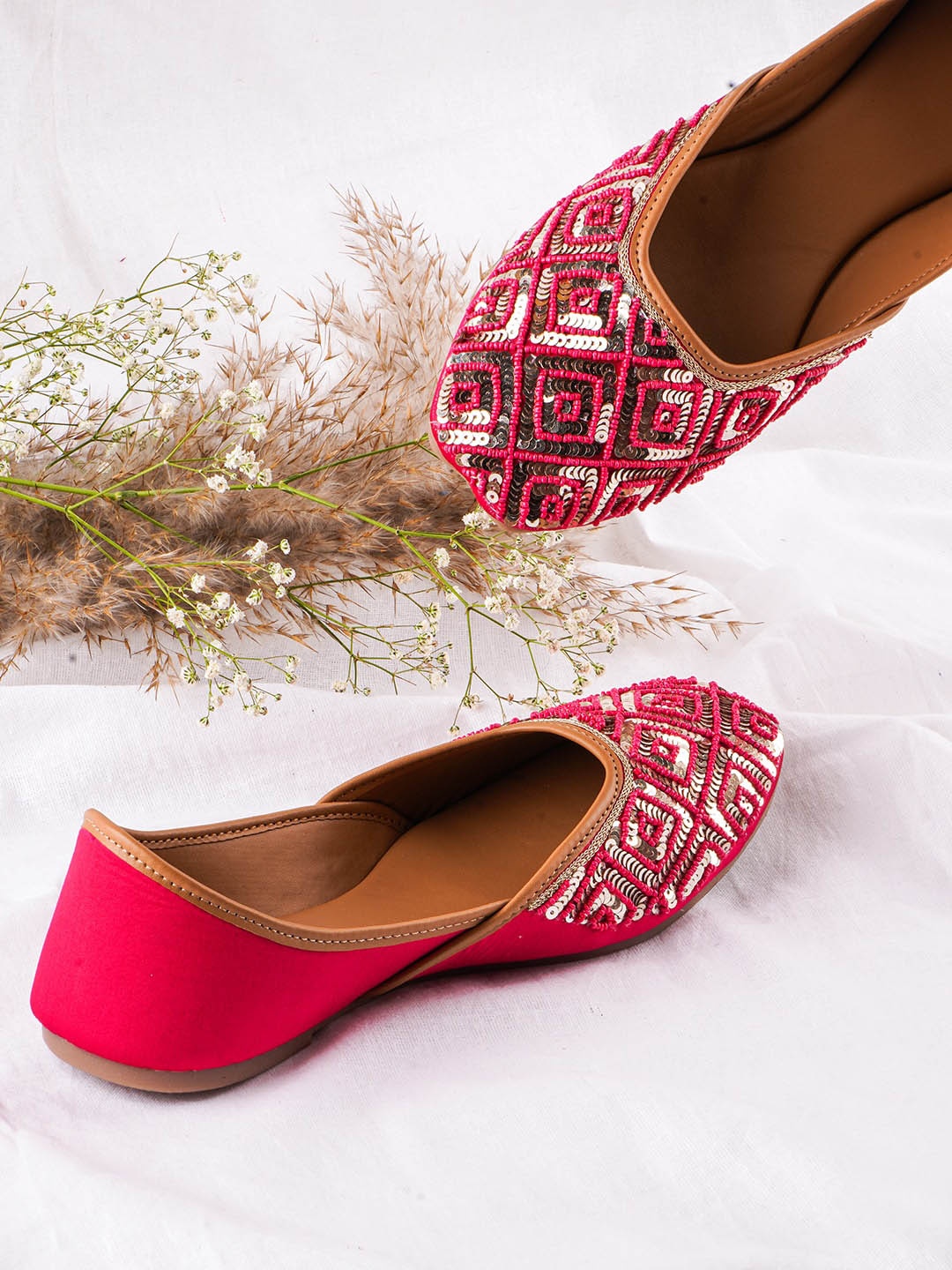 

THE WHITE POLE Embellished Ethnic Mojaris, Red