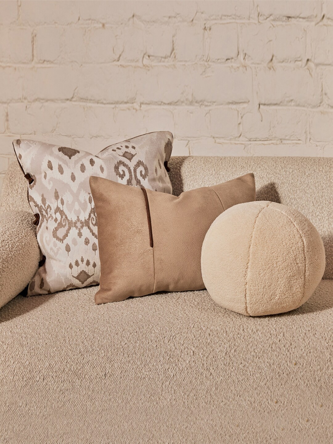 

Eris Home Brown & White Velvet Rectangle Cushion Cover