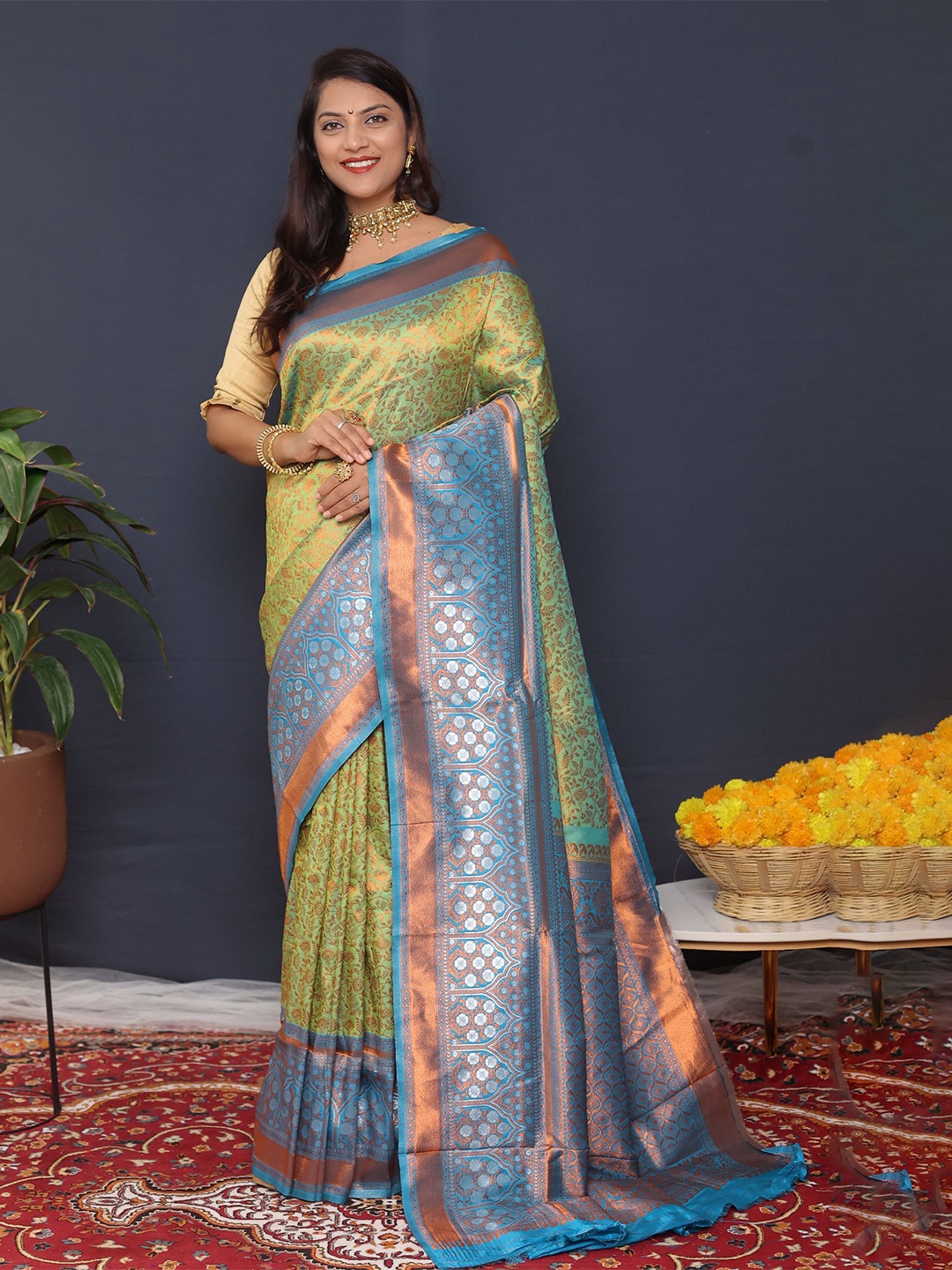 

Royal Rajgharana Saree Floral Woven Design Zari Art Silk Banarasi Sarees, Sea green