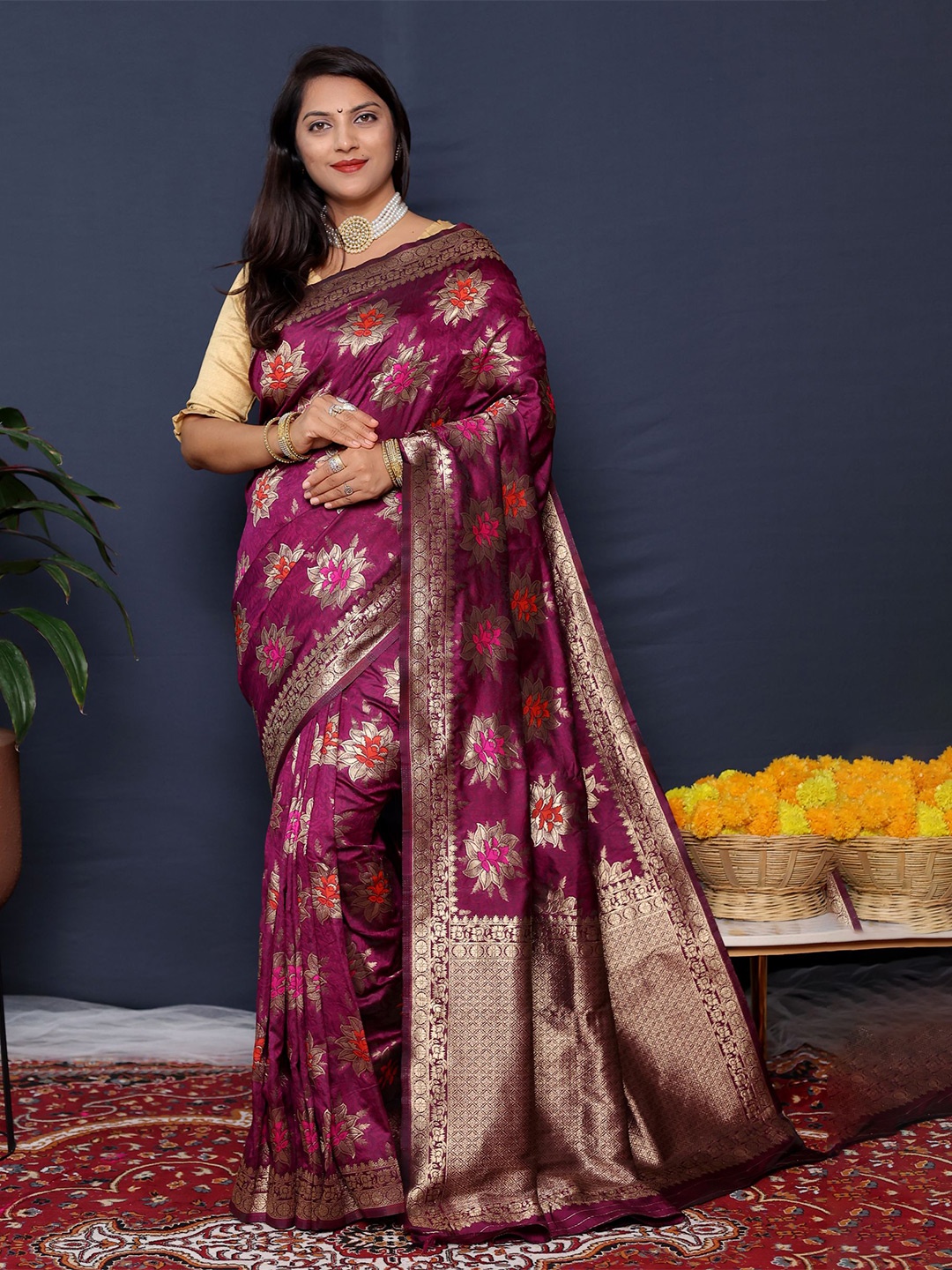 

Royal Rajgharana Saree Ethnic Motifs Woven Design Zari Art Silk Banarasi Saree, Maroon