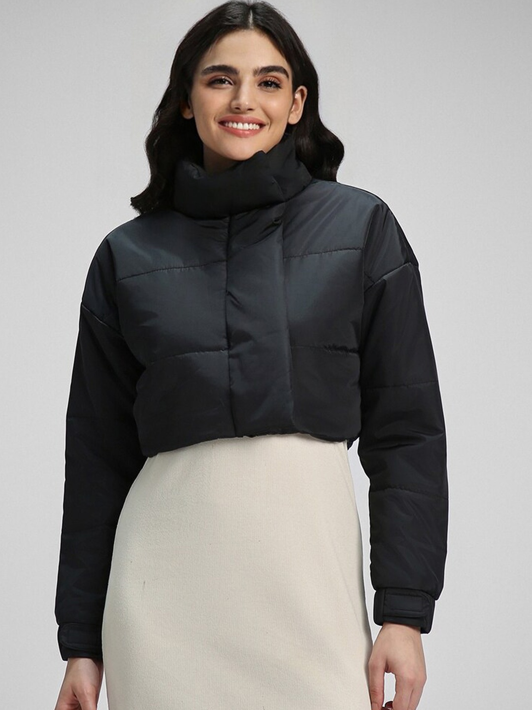 

FOREVER 21 Colourblocked Crop Padded Jacket, Black