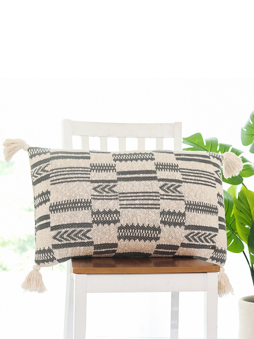 

Pluchi Grey & Cream-Coloured Geometric Cotton Rectangle Cushion Cover