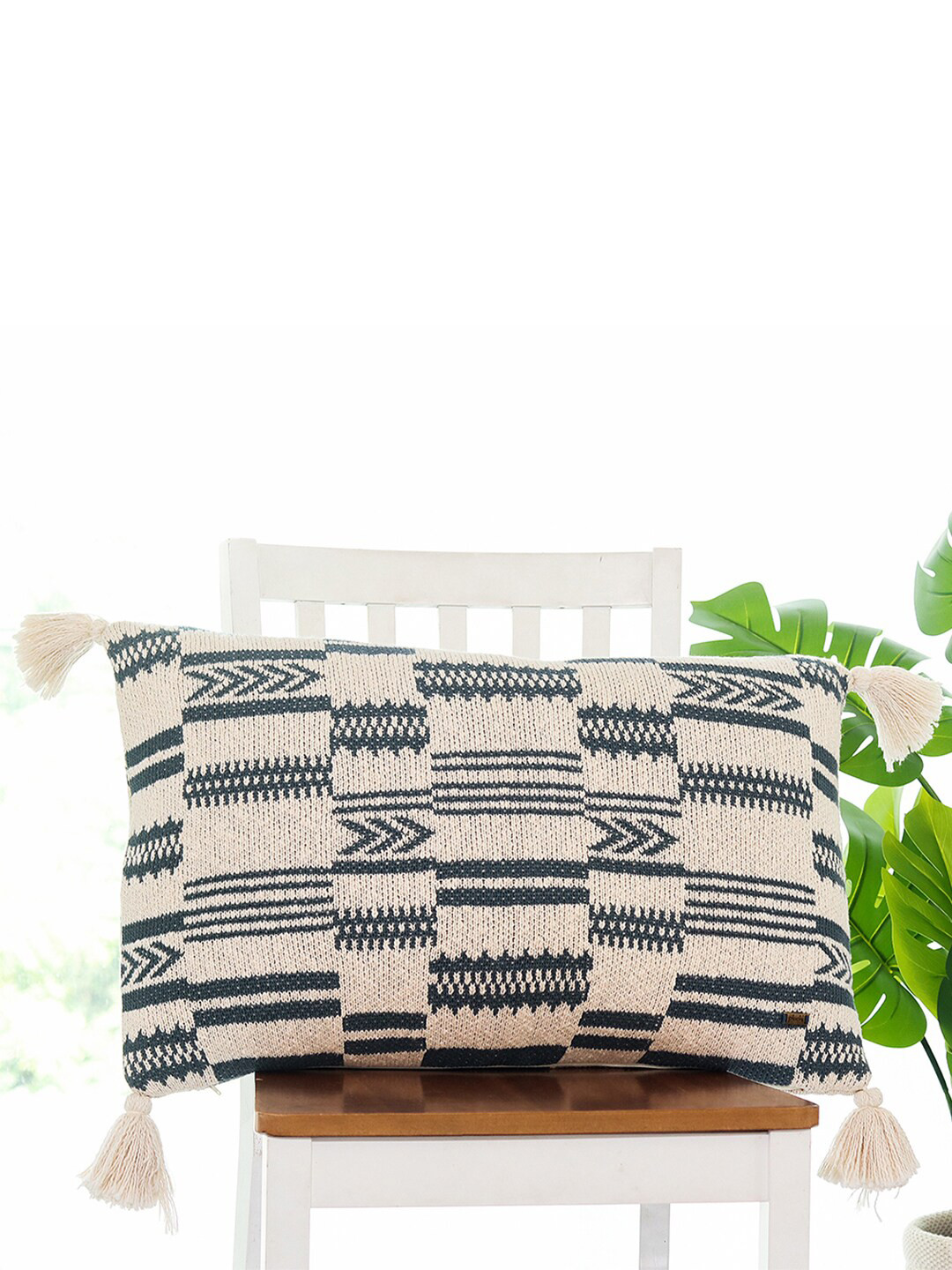 

Pluchi Beige & Blue Geometric Pure Cotton Rectangle Cushion Cover